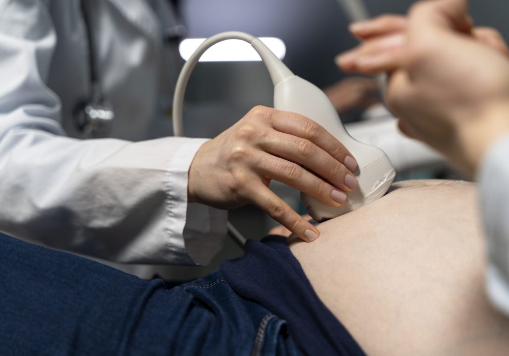 gynecologist-performing-ultrasound-consultation